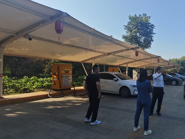 縣督考辦來(lái)康姆勒超級(jí)充電站寶相寺站展開督導(dǎo)觀摩活動(dòng)